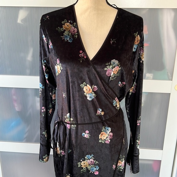 Zara Black Velvet Flower Maxi Wrap Kimono Dress Size Large NWT - Picture 2 of 8